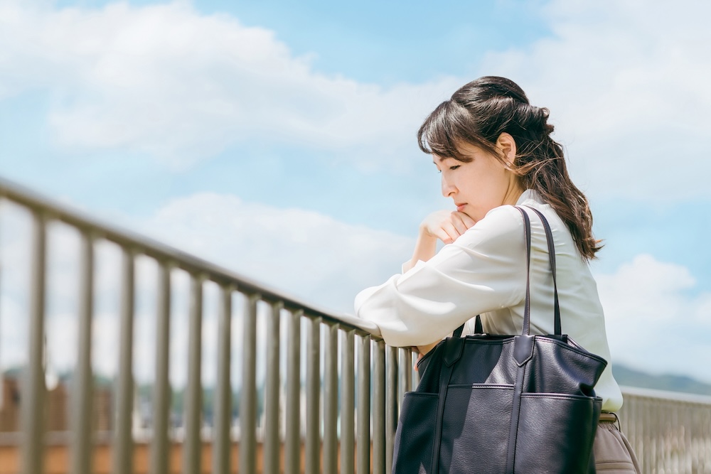 仕事で精神的ストレスを感じている女性