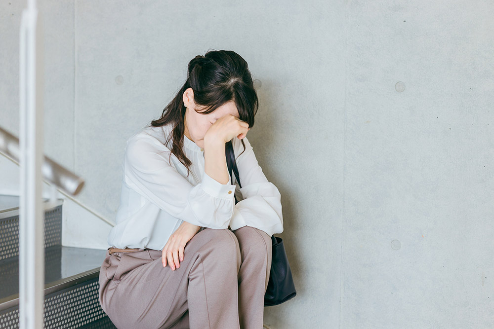 座り込んでしまう自律神経失調症の女性