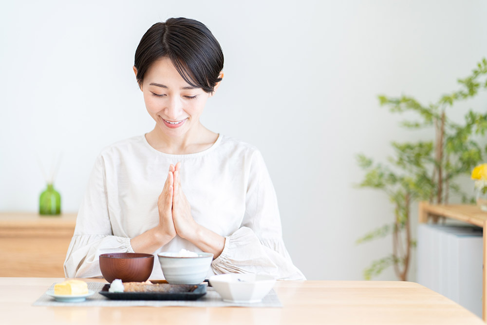 規則正しい食事をとる女性