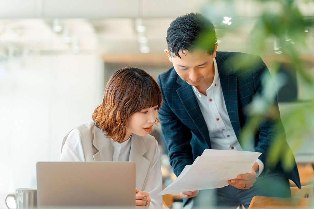 うつ病の診断書を確認する会社のスタッフ