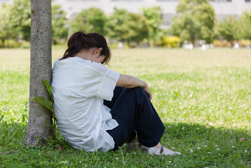 疲れて座り込んでいる女性