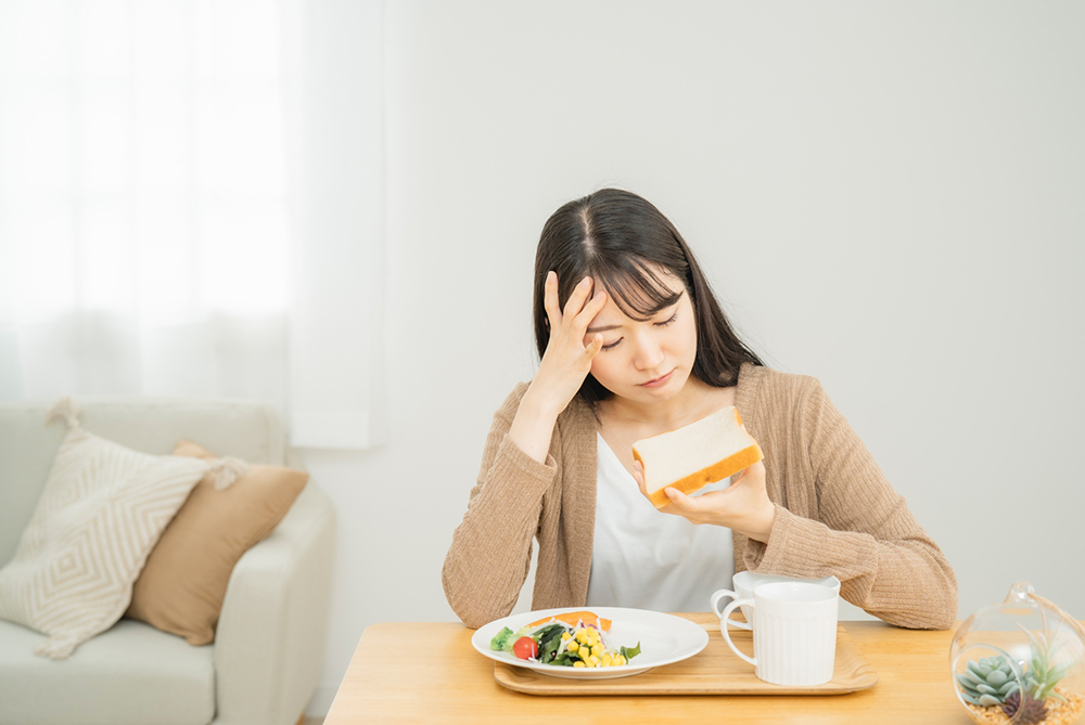 うつ病の副作用による吐き気で食欲不振になっている女性