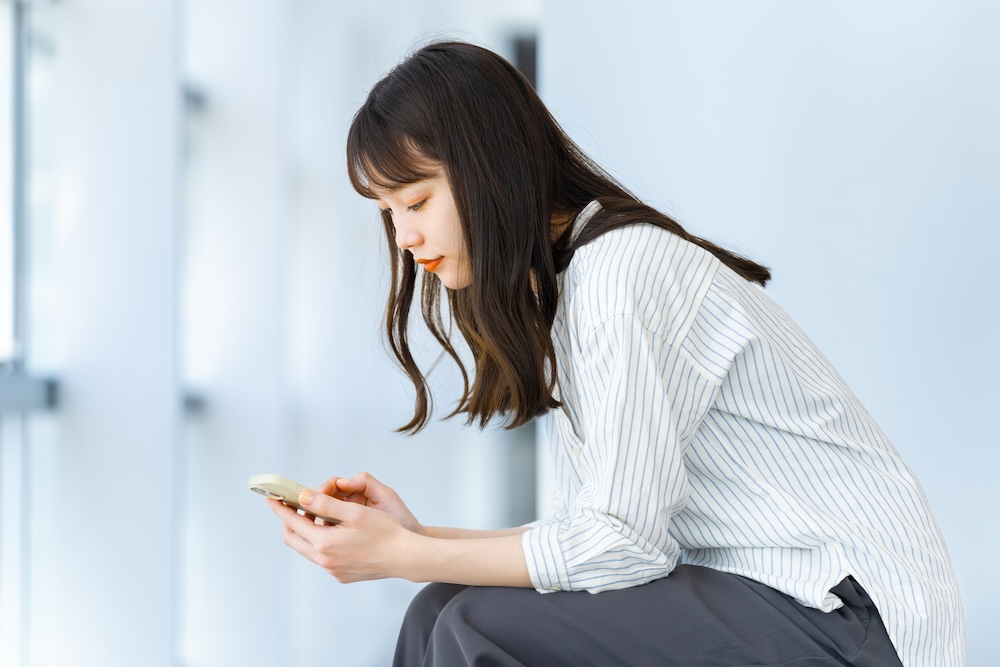 うつ病のセルフチェックをする女性