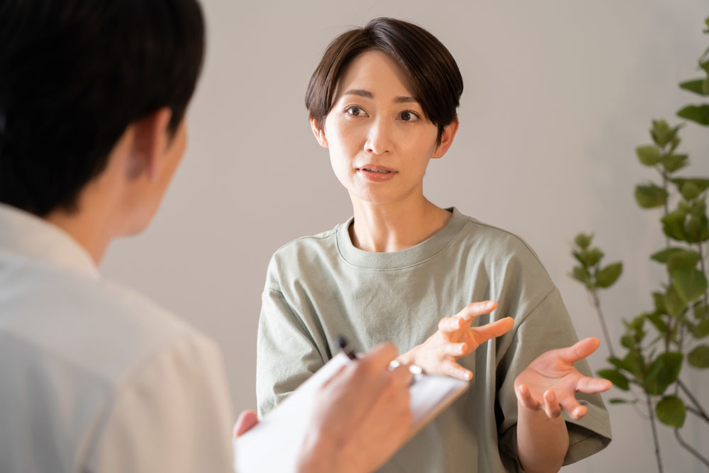 うつ病について専門家に相談する女性