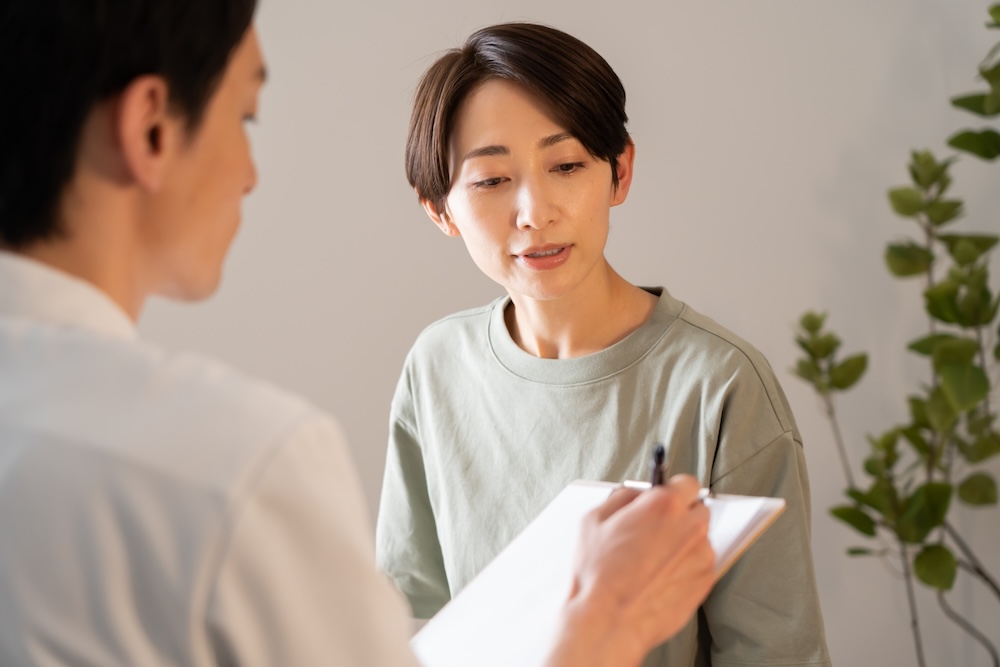 自律神経失調症のカウンセリングを受ける女性