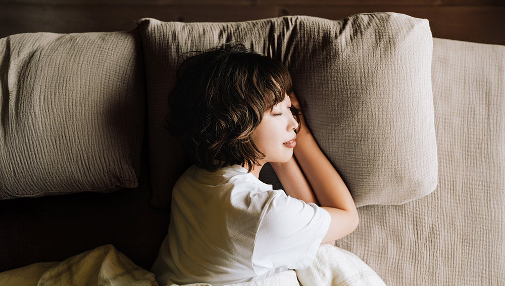 気持ちよく眠る女性